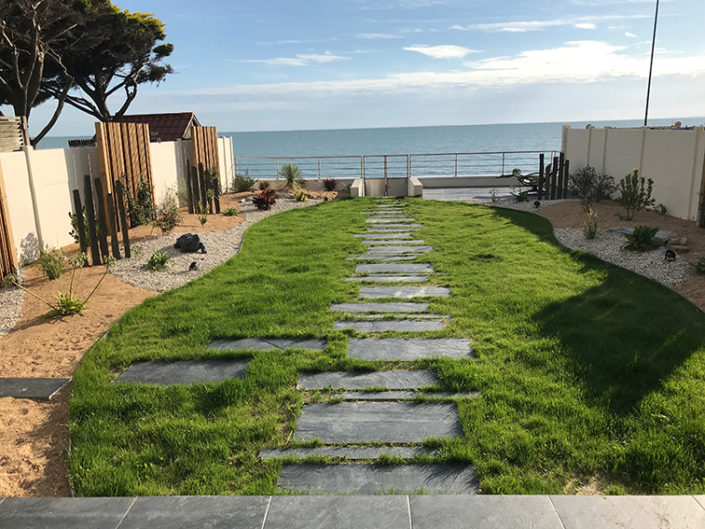 accès à la mer, gazon chemin ardoises- 3 mois après