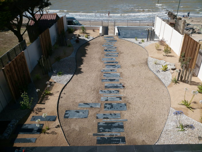 accès à la mer, gazon chemin en ardoises - à la fin du chantier