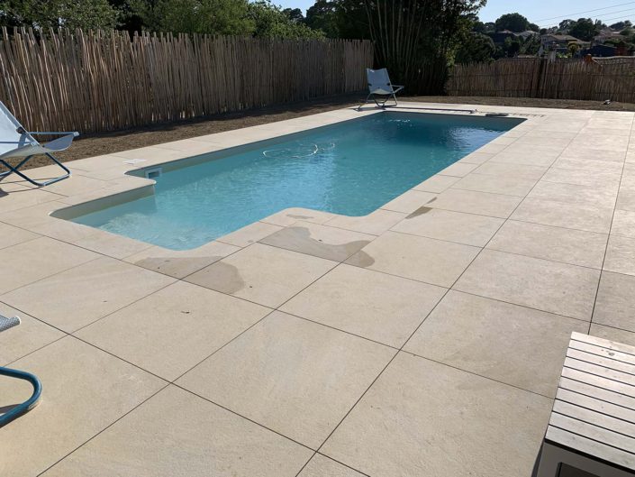 Pornic terrasse en carrelage habillage piscine 44