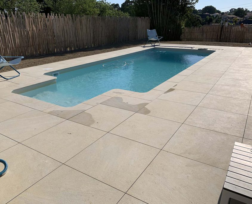 Pornic terrasse en carrelage habillage piscine 44