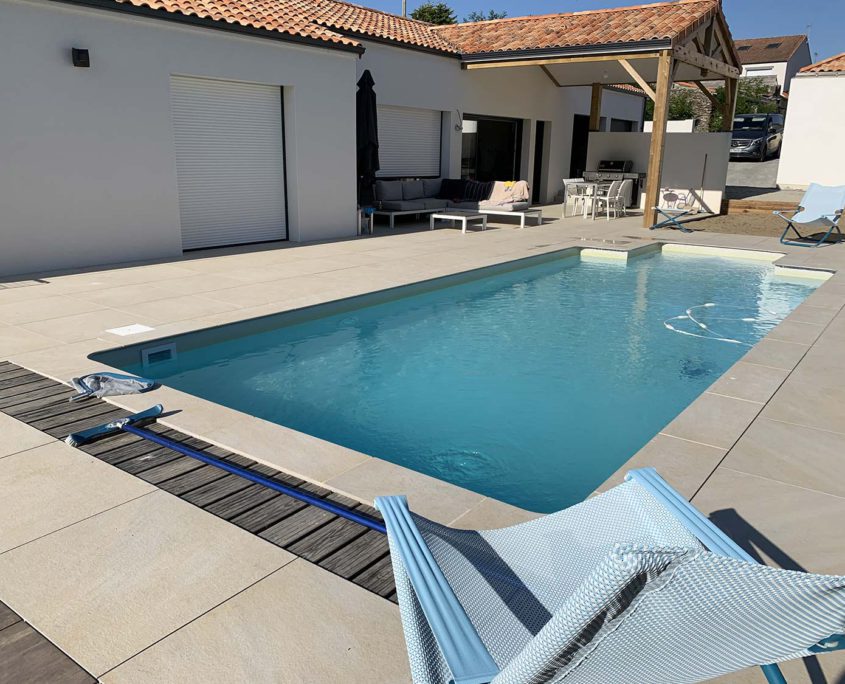 Terrasse en carrelage pornic piscine Au Jardin des Rêves