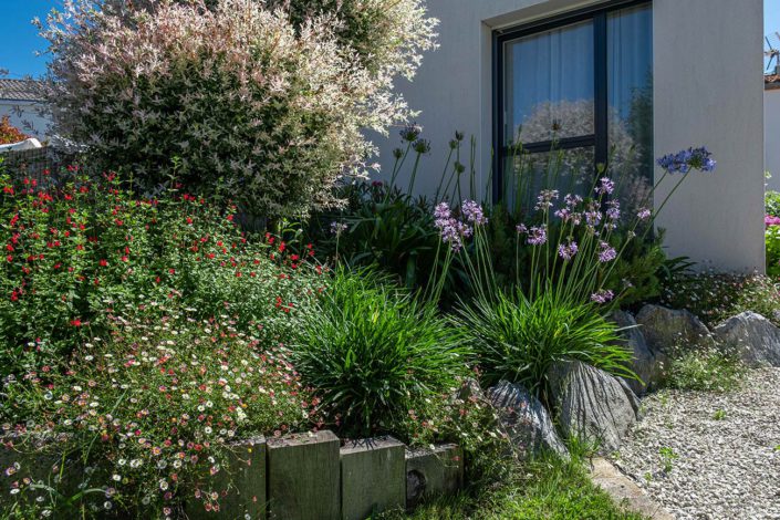 Au Jardin des Rêves - Massif bordure en enrochement et traverses