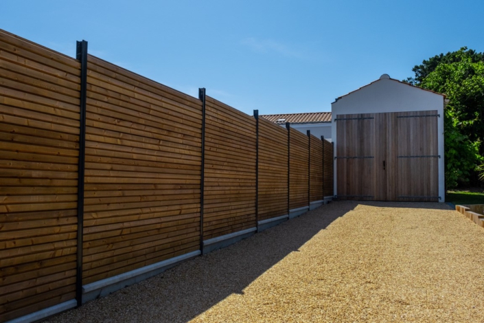 Clôture occultante en lames bois et poteaux alu gris - Au Jardin des rêves