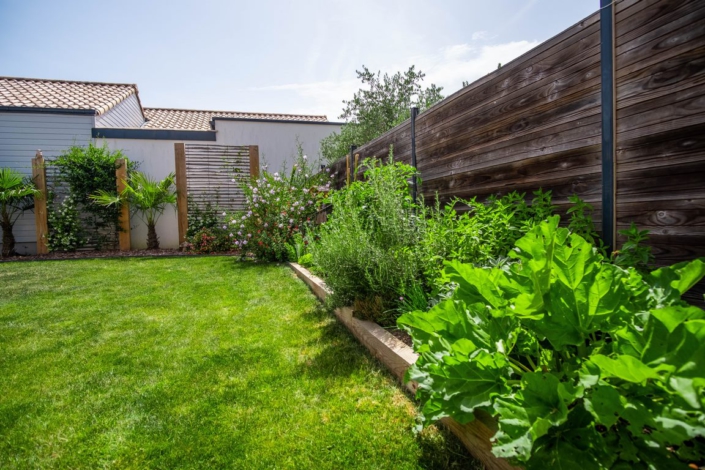 Massif délimité avec traverses bois - Au Jardin des rêves