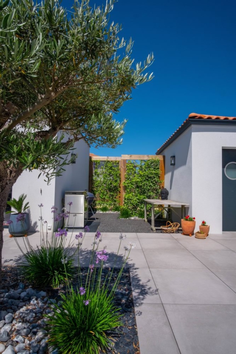 Panneaux en bois avec plantes grimpantes - oliviers et terrasse - La Plaine sur Mer