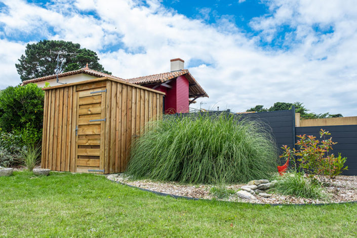 Paysagiste La Plaine sur Mer - abri de jardin dans massif