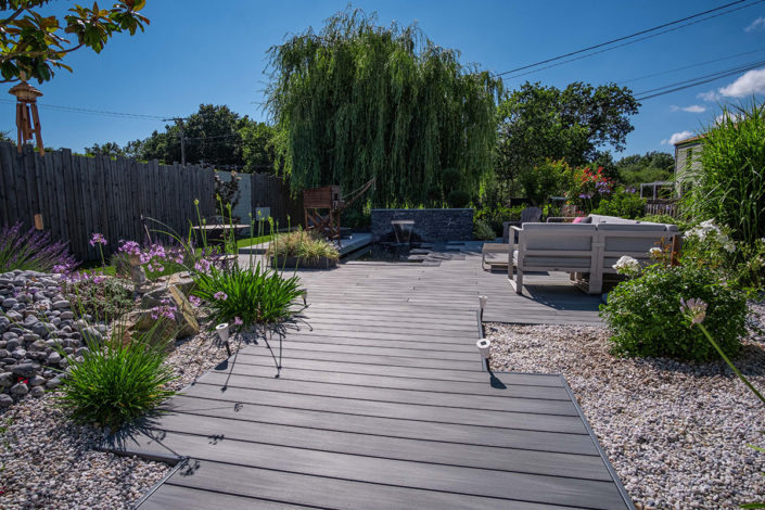 Paysagiste Nantes sud - Terrasse en composite autour d'un bassin