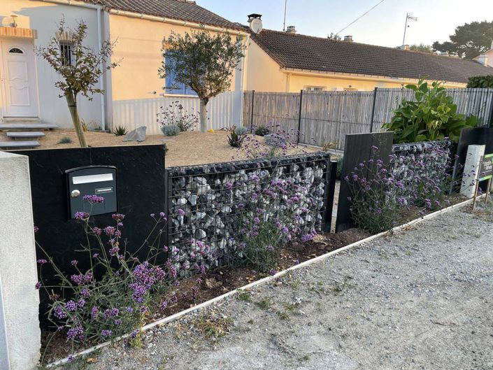 Paysagiste Pornic clôture en gabion et ardoises - Au Jardin des Rêves