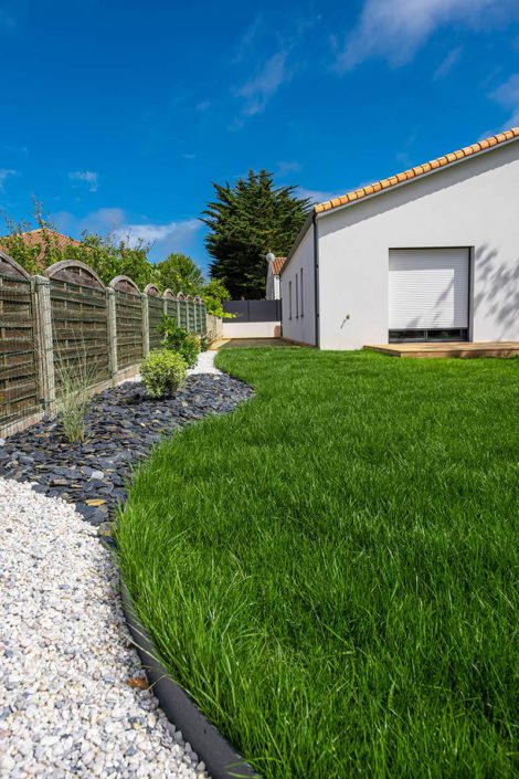 paysagiste Pornic Gazon en bordure de massif - Au Jardin des Rêves