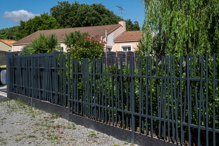 Pornic Clôture barreau doublée d'une haie - paysagiste Au Jardin des Rêves