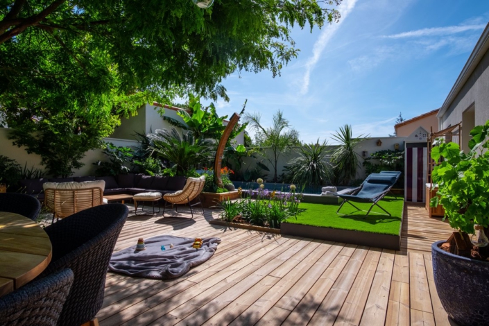 Terrasse en pin avec jardinière et espace en gazon synthétique