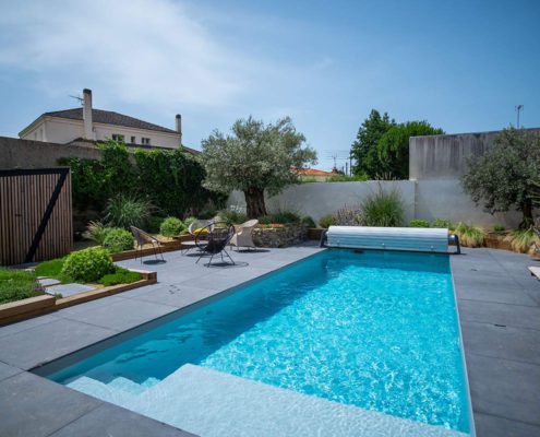 Piscine paysagiste terrasse oliviers aménagement 44210