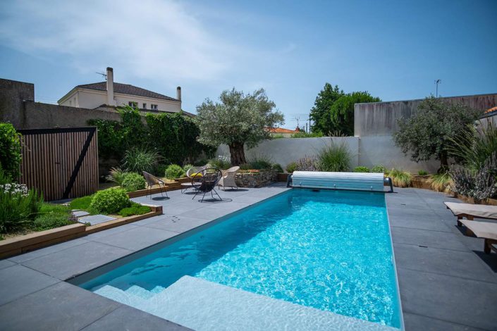 Piscine paysagiste terrasse oliviers aménagement 44210