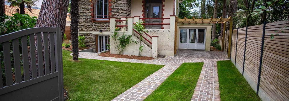 pornic allée et bande de stationnement en pavés gres