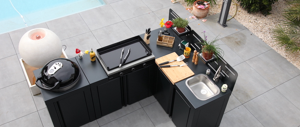 Cuisine extérieure sur terrasse carrelage devant une piscine, jardin de reve création au jardin des reves