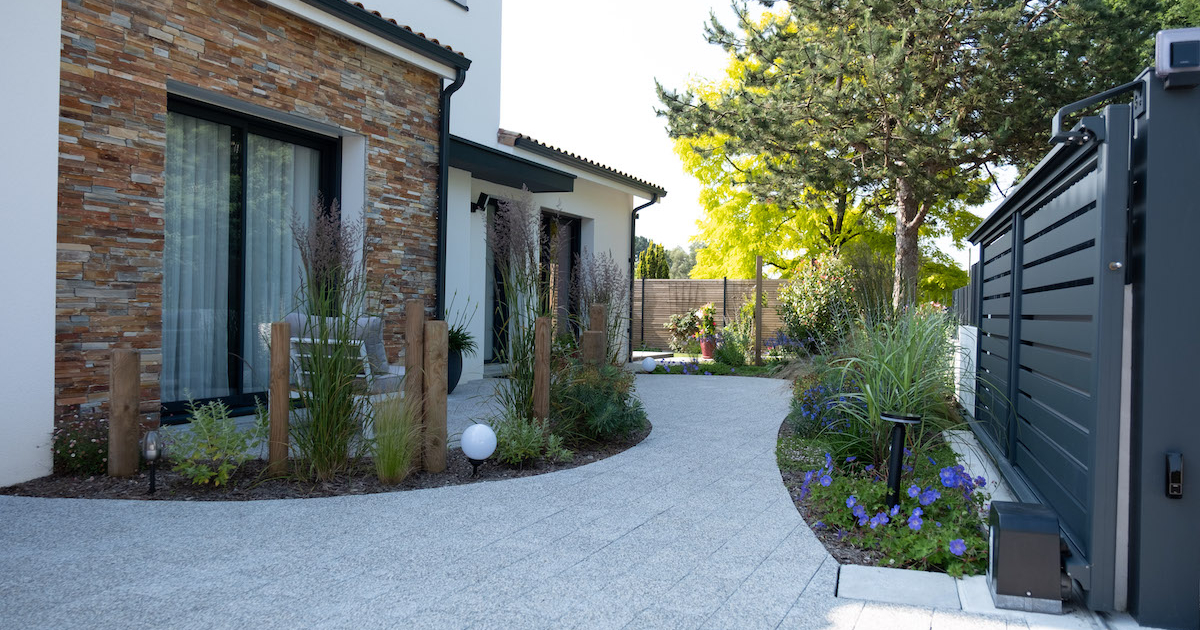 Allée pavée végétalisée par au jardin des reves, paysagiste pornic