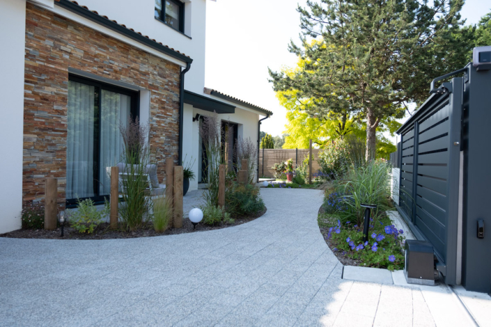 Allée pavée végétalisée par au jardin des reves, paysagiste pornic