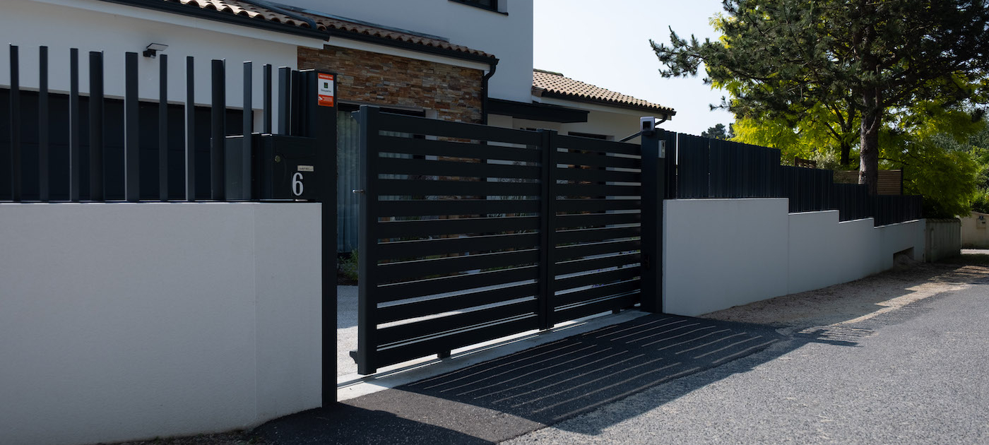 Portail alu automatique au jardin des reves paysagiste pornic