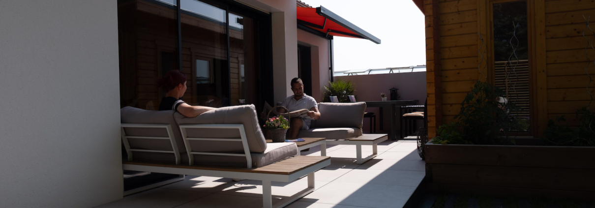 Terrasse carrelage moderne, jardin détente par au jardin des rêves