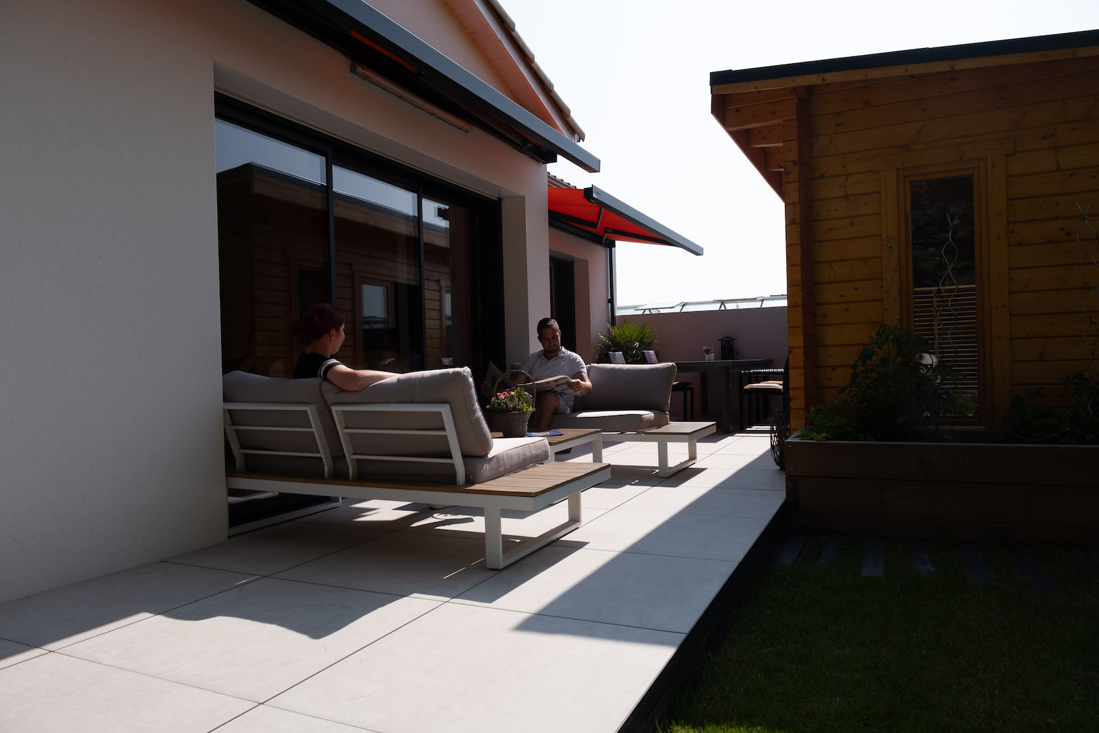 Terrasse carrelage moderne, jardin détente par au jardin des rêves