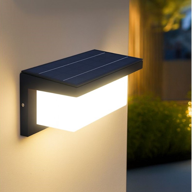 Applique murale solaire moderne – éclairage de façade automatique et sans branchement, installée par Au Jardin des Rêves à Pornic