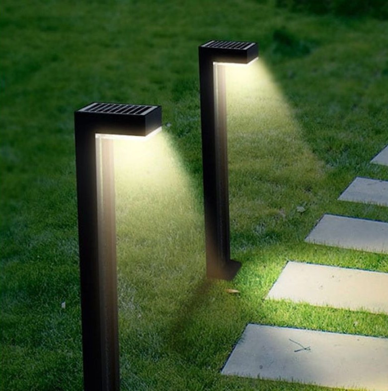 Bornes solaires modernes pour allée de jardin – éclairage extérieur design et autonome installé par Au Jardin des Rêves à Pornic