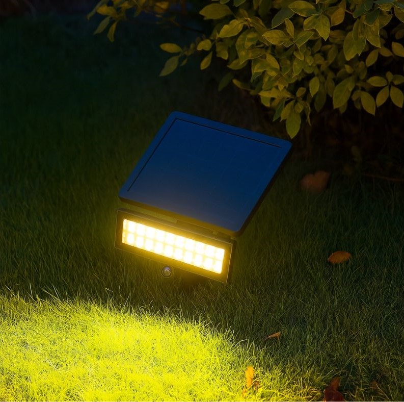 Projecteur solaire extérieur – éclairage puissant et autonome pour jardin ou allée, installé par Au Jardin des Rêves à Pornic