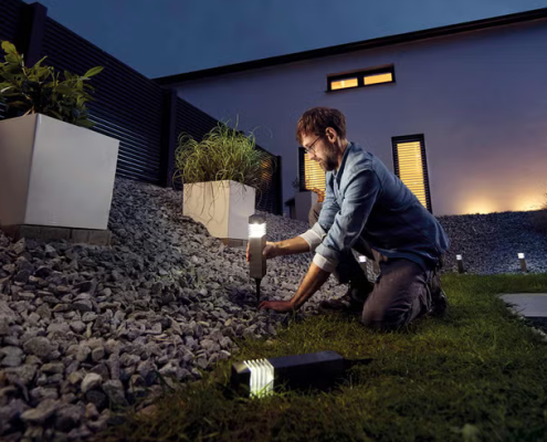 Installation d’une lampe solaire de jardin par un professionnel – aménagement extérieur écologique à Pornic
