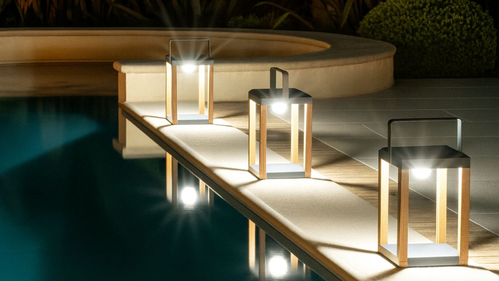 Lampes nomades LED autour d’une piscine, installées par Au Jardin des Rêves, paysagiste à Pornic