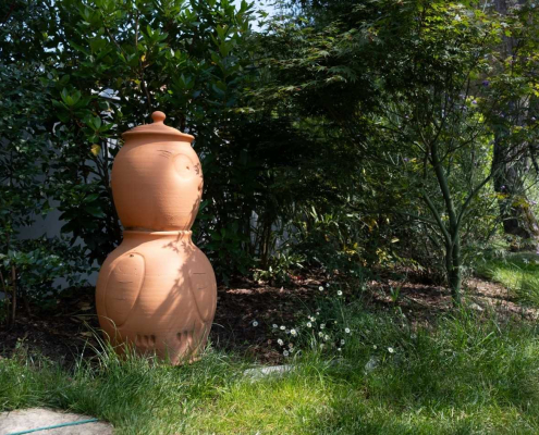 Lombricomposteur en terre cuite installé dans un jardin éco-conçu, permettant le recyclage des déchets organiques et l’enrichissement naturel du sol.