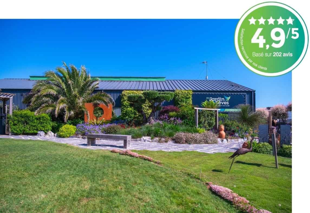 Showroom extérieur de l’entreprise Au Jardin des Rêves avec jardin paysager, allées minérales et macaron de note Google Avis affiché en haut à gauche.