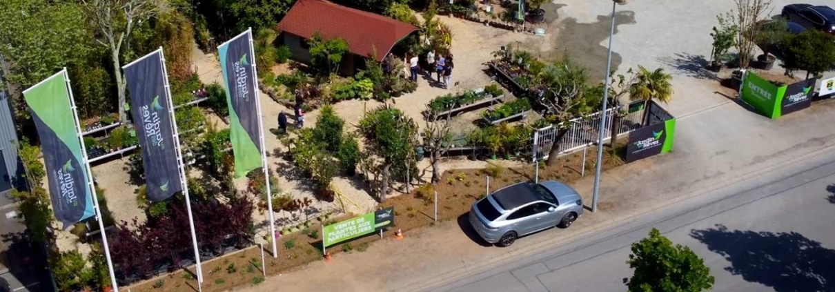 Vue par drone de la nouvelle jardinerie Au Jardin des Rêves à Saint-Brevin-les-Pins avec espaces de vente de plantes, arbres et arbustes lors de son inauguration.