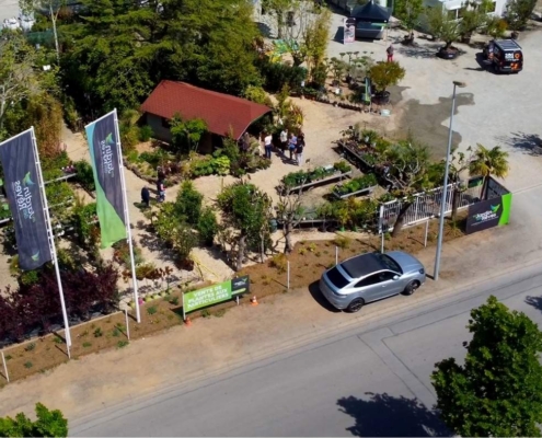 Vue par drone de la nouvelle jardinerie Au Jardin des Rêves à Saint-Brevin-les-Pins avec espaces de vente de plantes, arbres et arbustes lors de son inauguration.