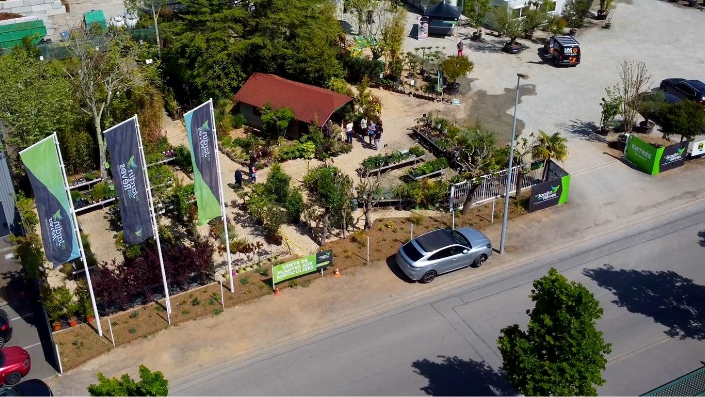 Vue par drone de la nouvelle jardinerie Au Jardin des Rêves à Saint-Brevin-les-Pins avec espaces de vente de plantes, arbres et arbustes lors de son inauguration.